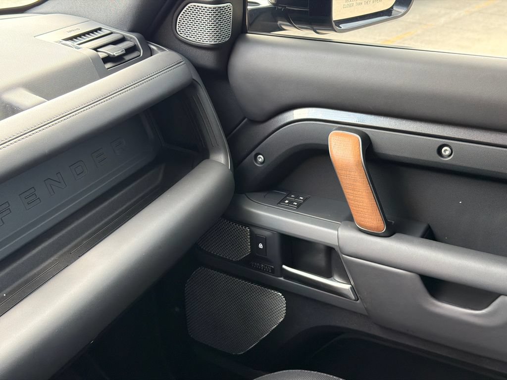 Used 2023 Land Rover Defender 130 X-Dynamic SE AWD/4WD image 31
