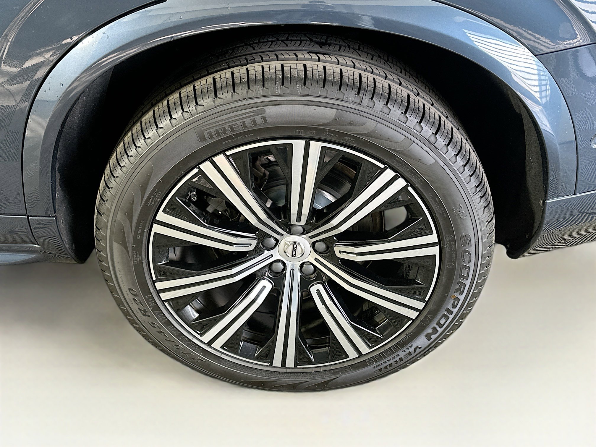 Used 2023 Volvo XC90 B6 Plus image 11