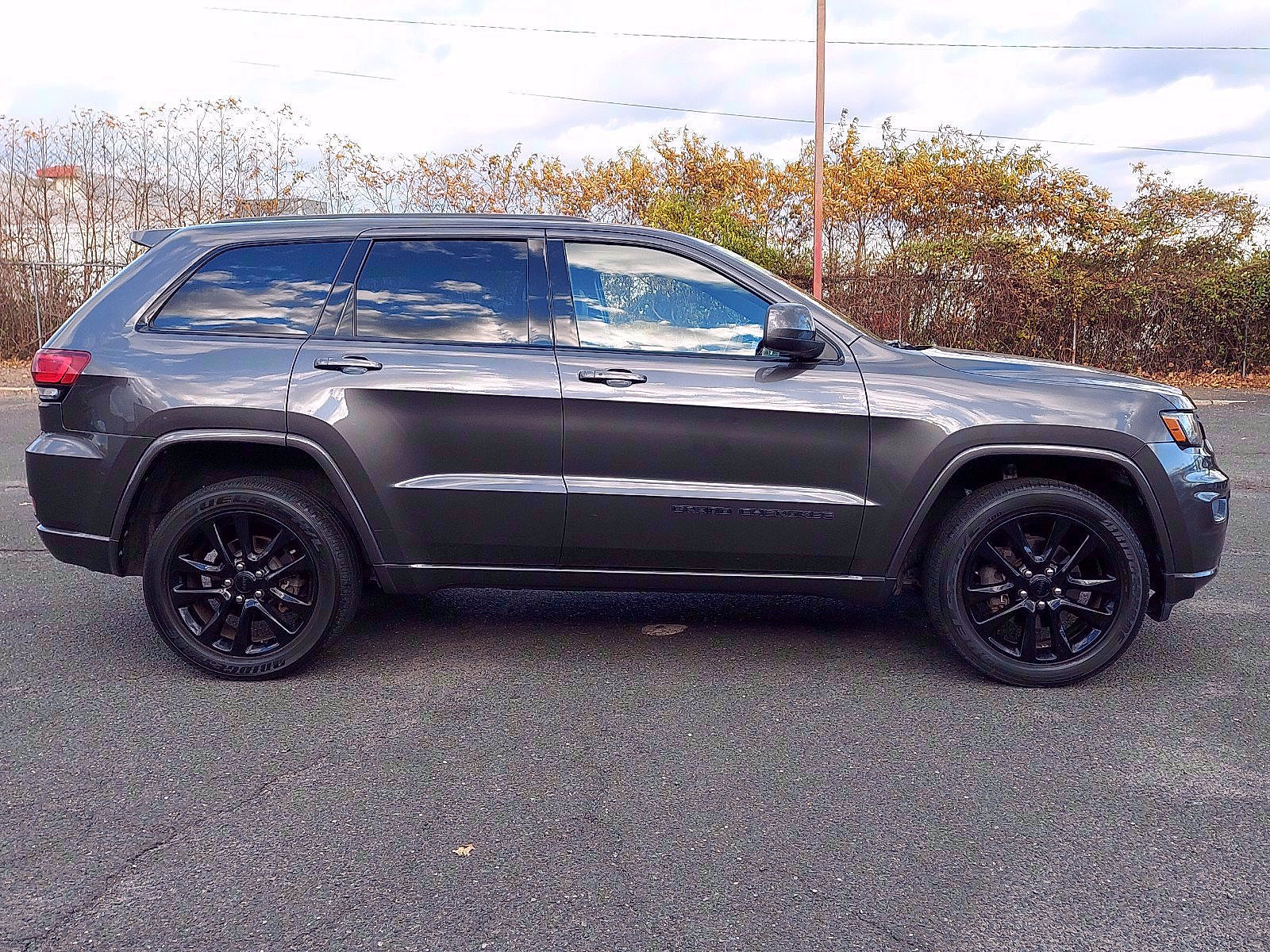 Used 2018 Jeep Grand Cherokee Altitude AWD/4WD image 7