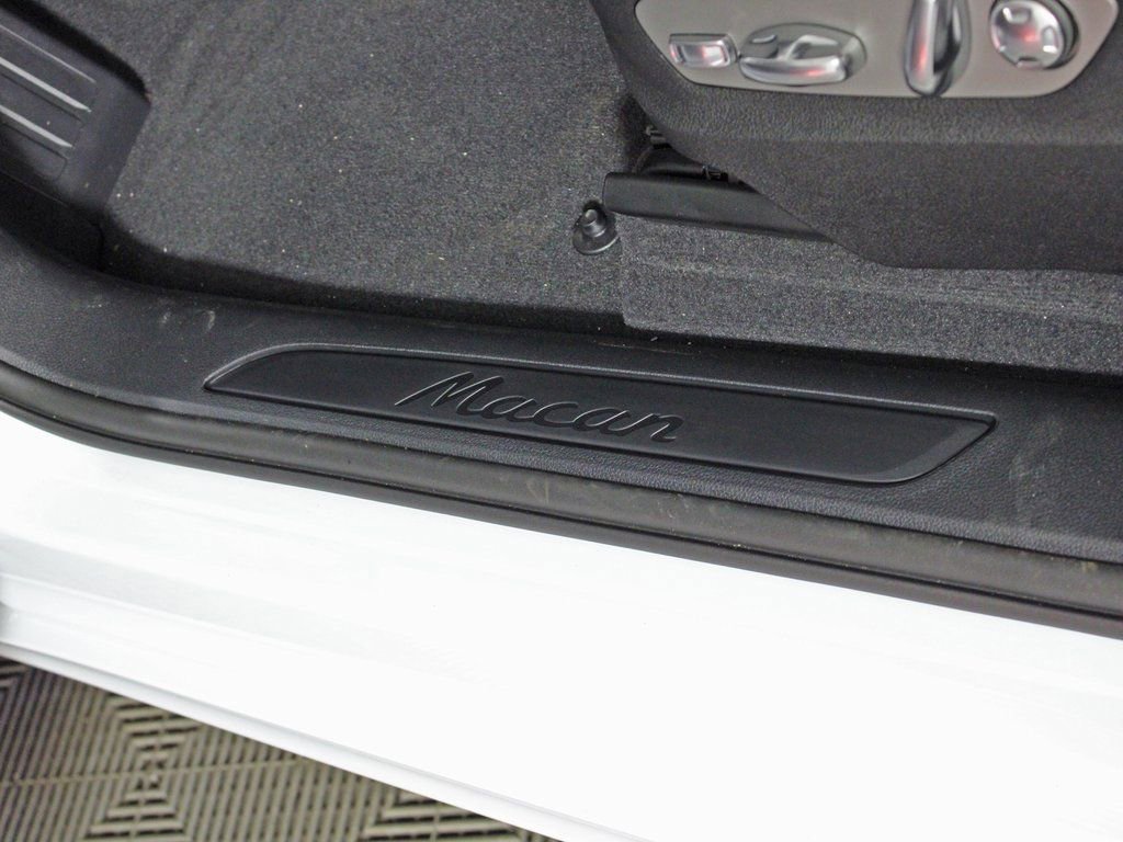Certified 2025 Porsche Macan image 17