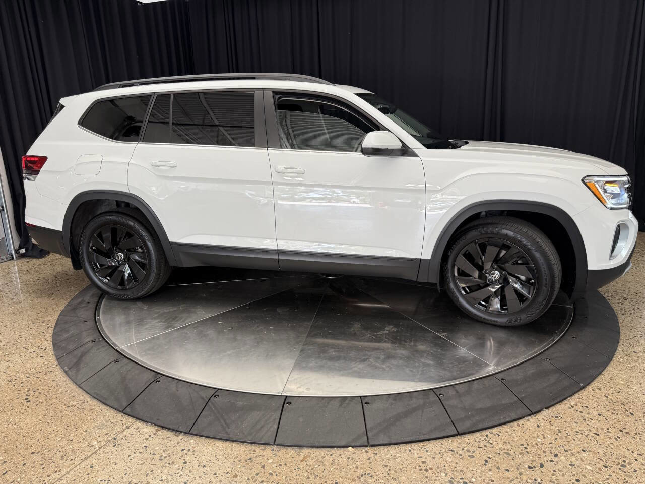 Used 2024 Volkswagen Atlas SE w/ Panoramic Sunroof Package image 11