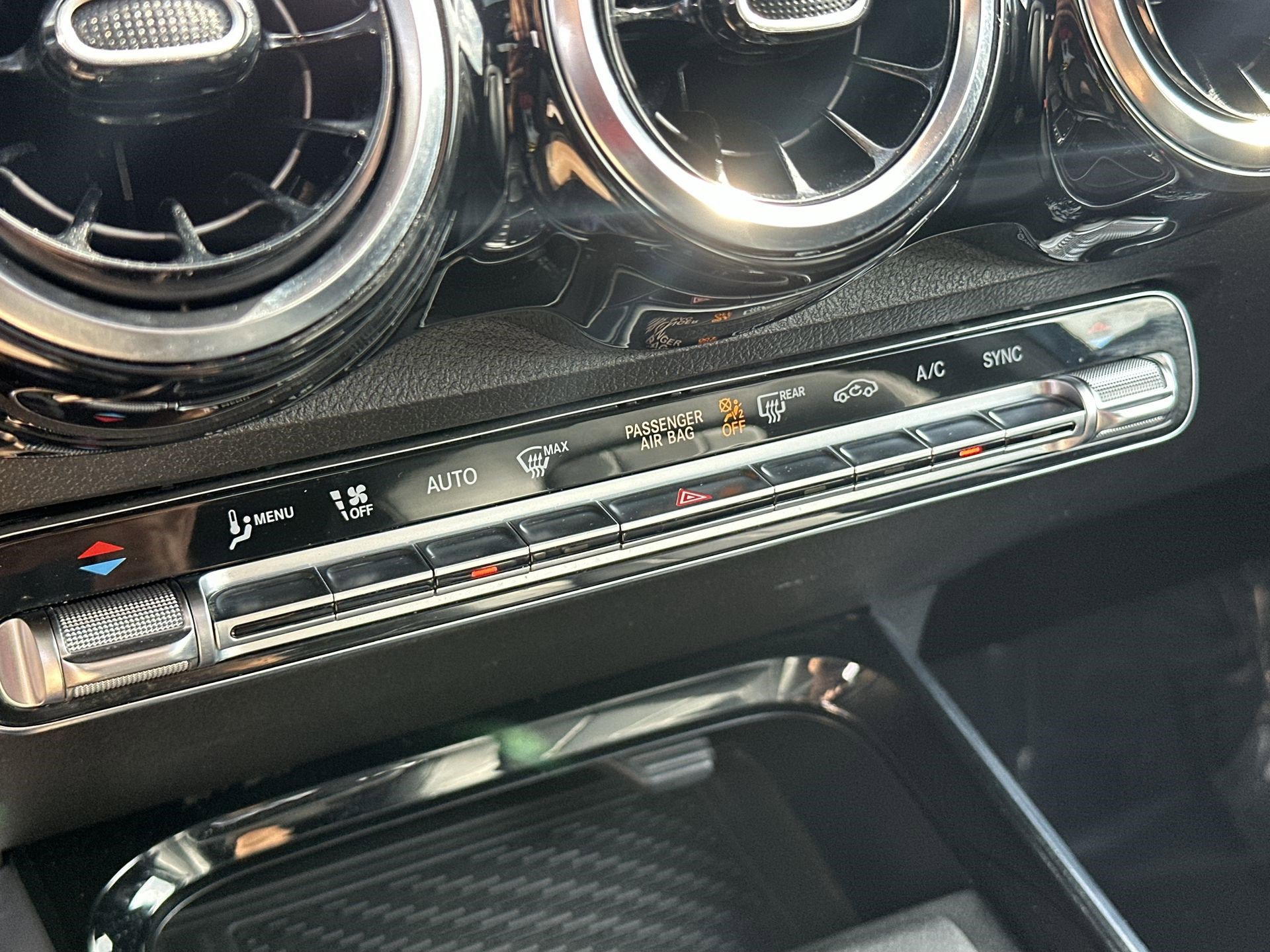 Used 2021 Mercedes-Benz GLB 250 w/ Premium Package image 16