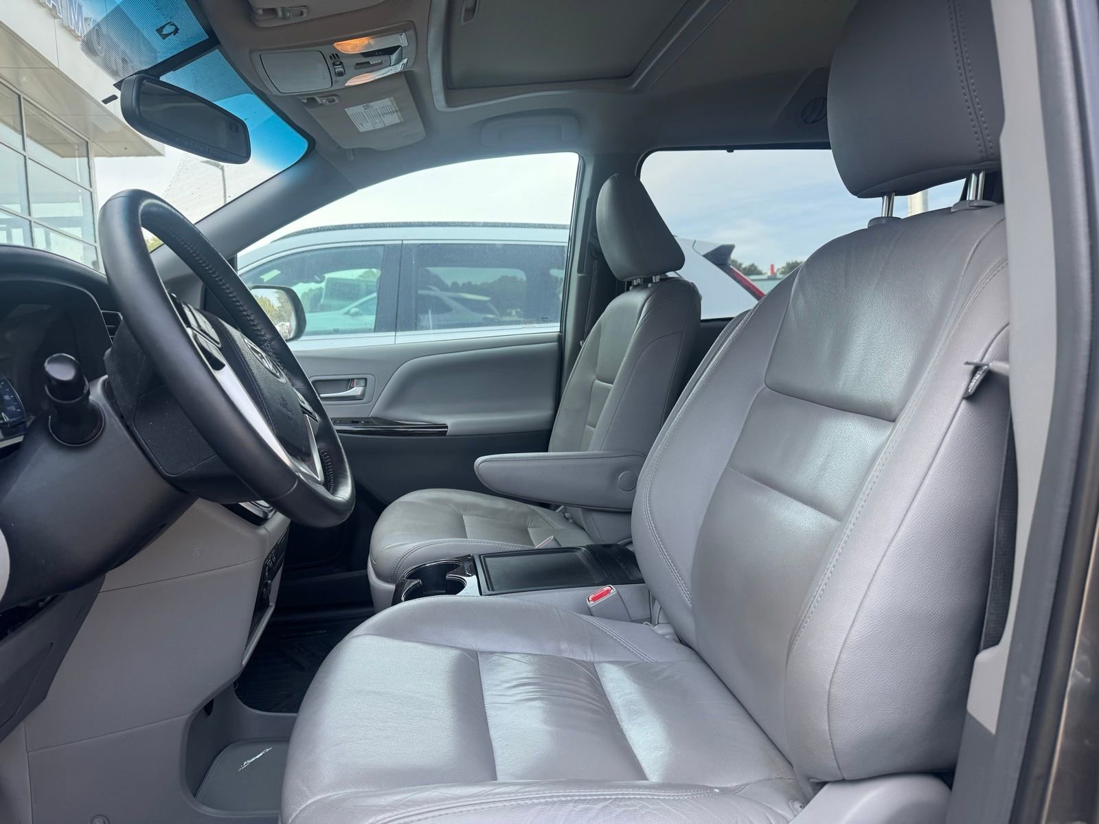 Used 2017 Toyota Sienna XLE w/ XLE Navigation Package image 8