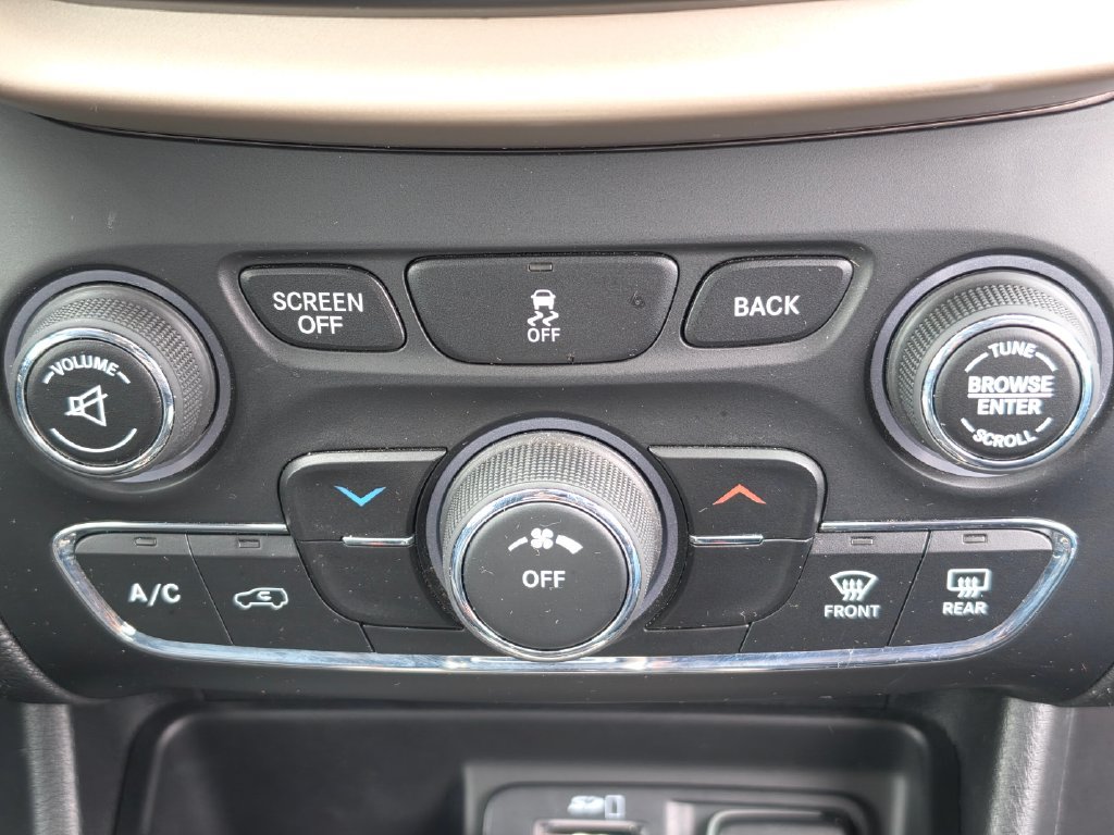 Used 2018 Jeep Cherokee Latitude w/ Safety Group AWD/4WD image 14