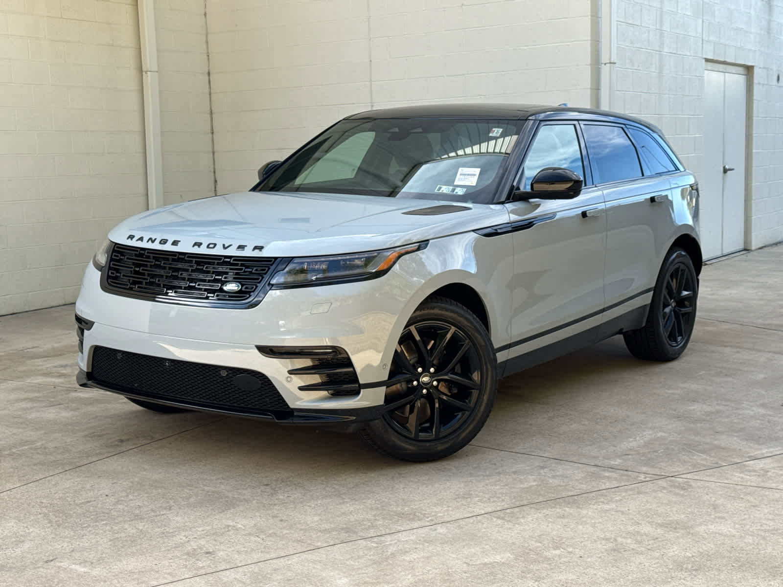 New 2026 Land Rover Range Rover Velar Dynamic SE image 1
