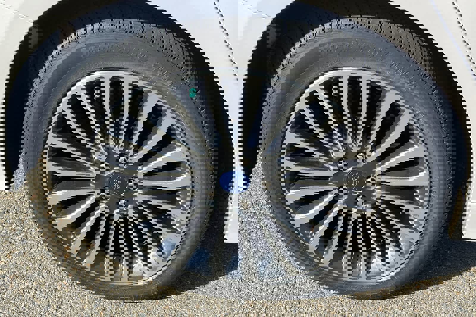 Used 2017 Ford Fusion SE w/ Fusion SE Technology Package image 14