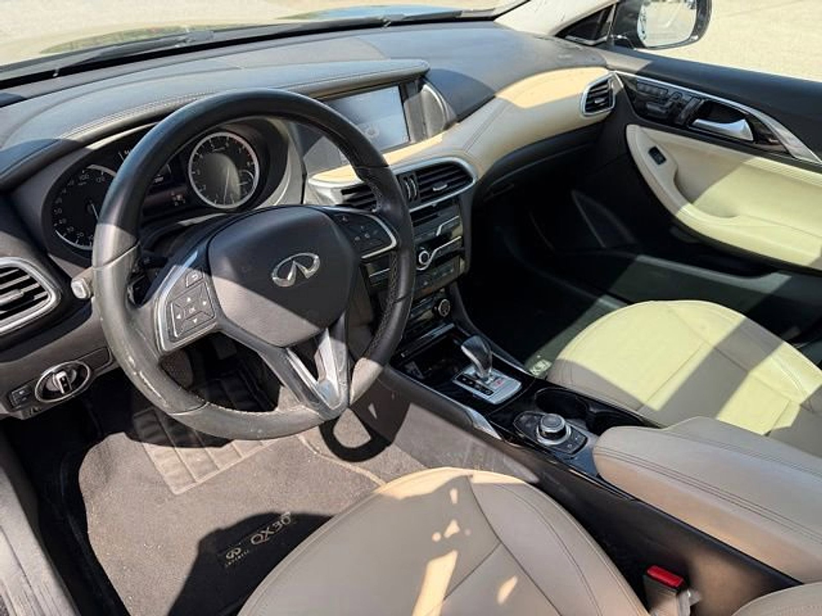 Used 2018 INFINITI QX30 Premium w/ Navigation Package AWD/4WD image 12