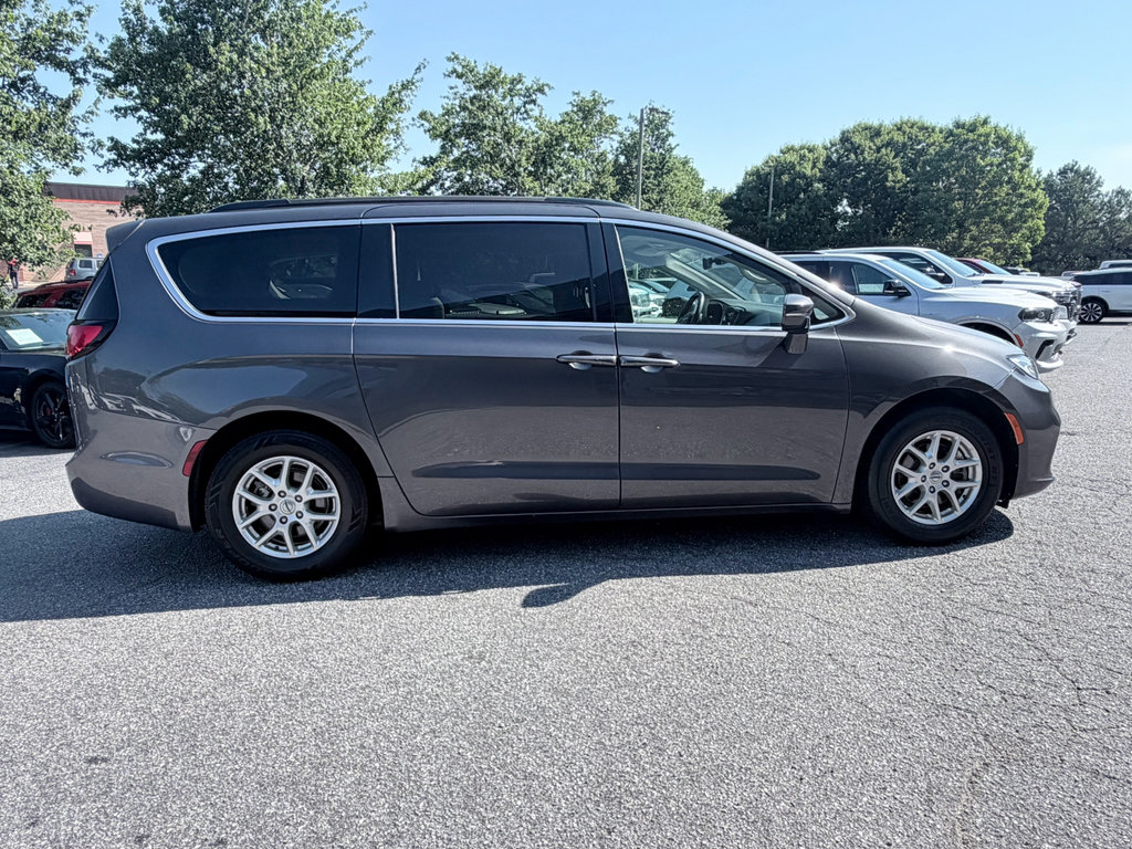 Used 2022 Chrysler Pacifica Touring-L FWD image 4