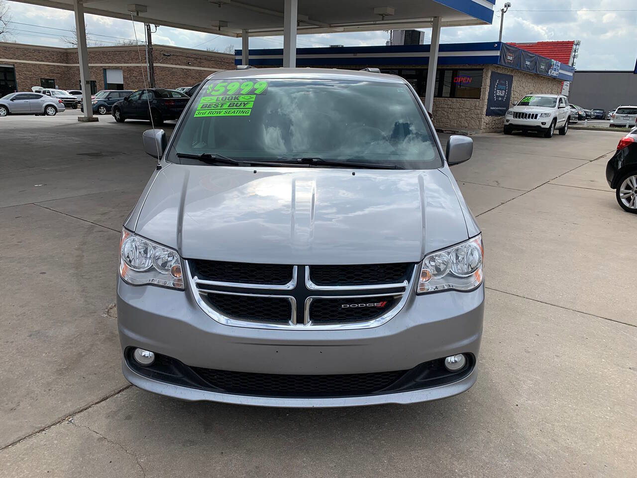 Used 2017 Dodge Grand Caravan SXT image 3