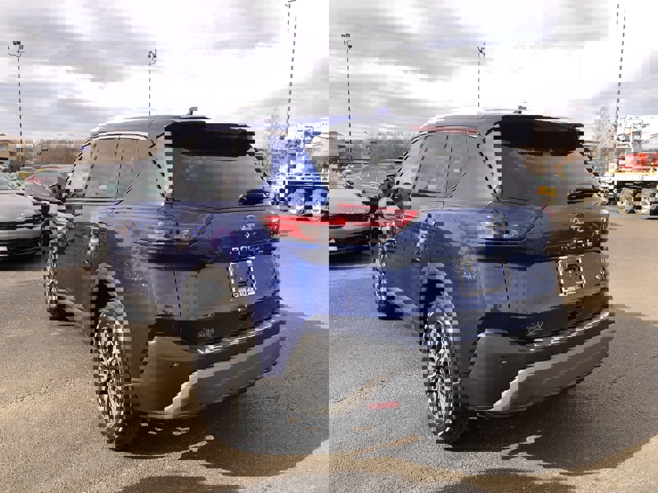 Used 2023 Nissan Rogue SV w/ SV Premium B Package image 4