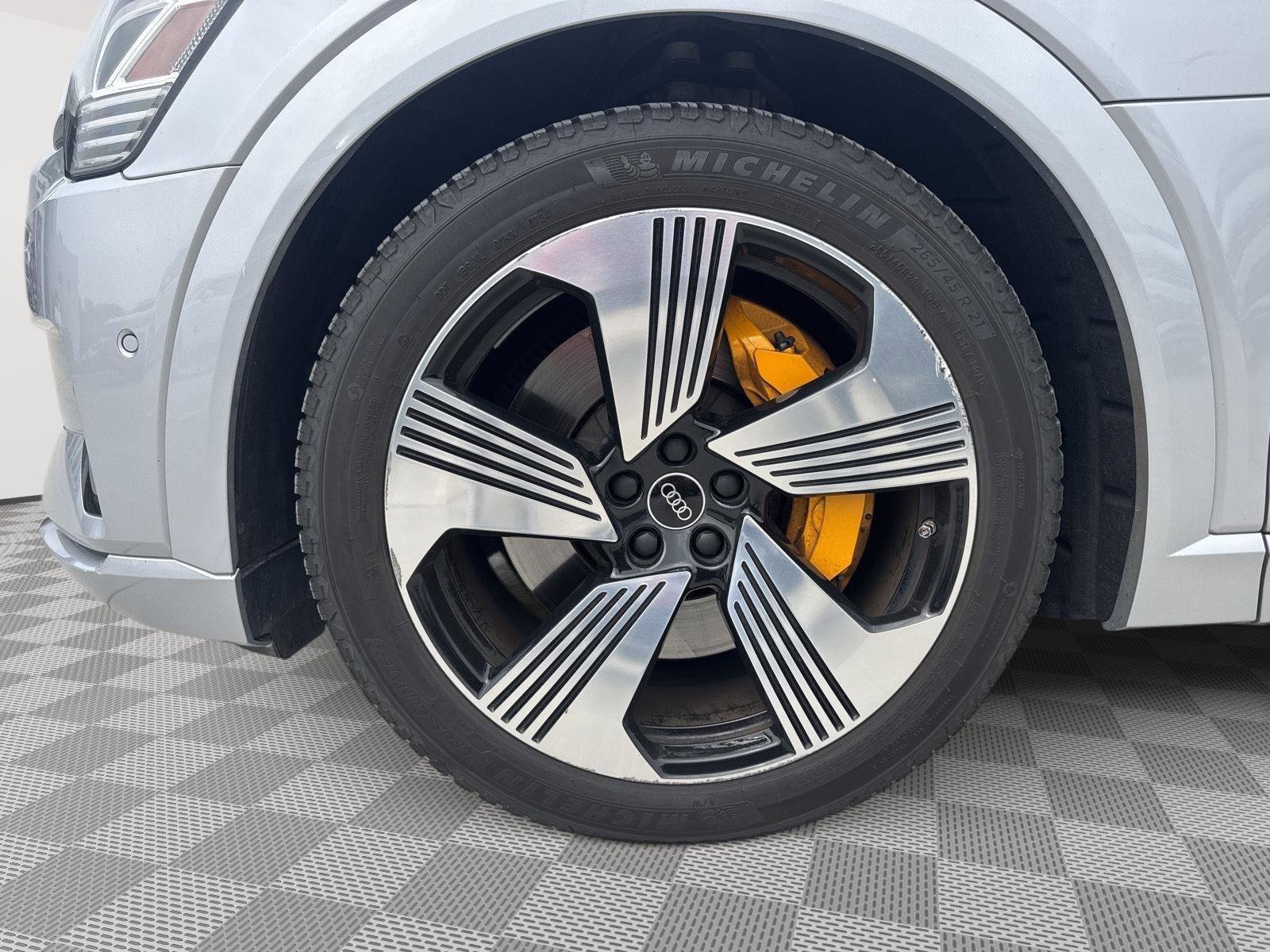 Used 2023 Audi e-tron Premium Plus w/ Premium Plus Package AWD/4WD image 9