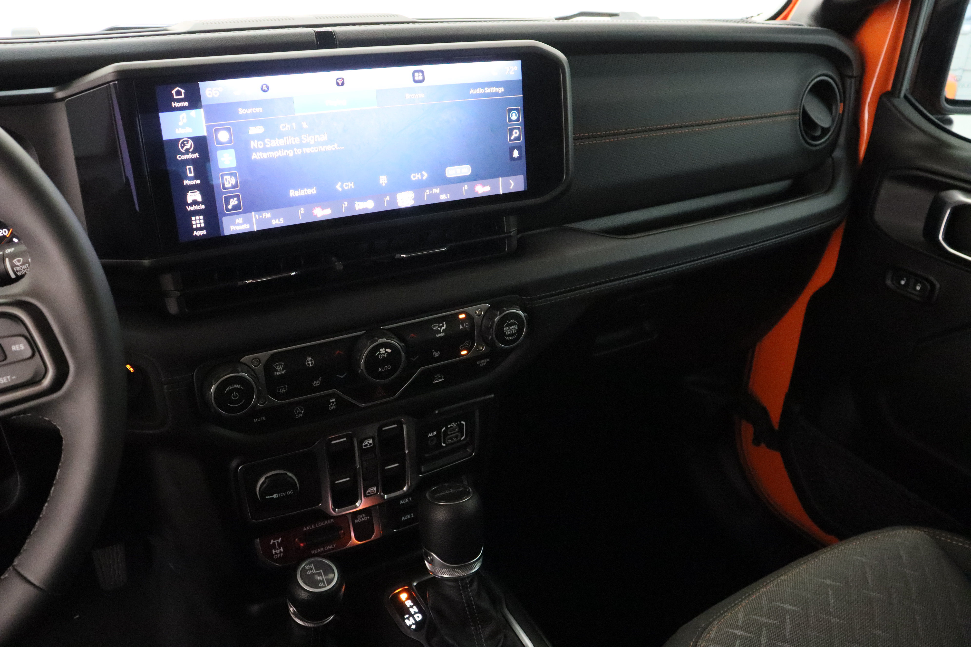 Used 2025 Jeep Gladiator Mojave w/ Convenience Group AWD/4WD image 15