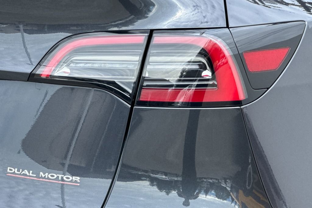 Used 2025 Tesla Model Y Performance image 25