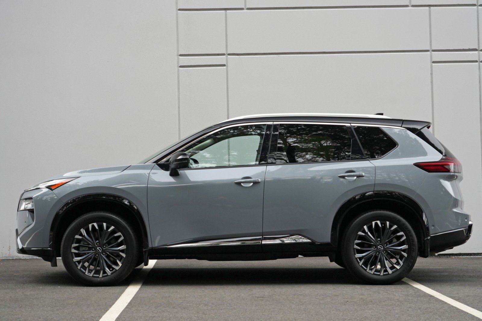 Used 2025 Nissan Rogue Platinum w/ Tech Package AWD/4WD image 8
