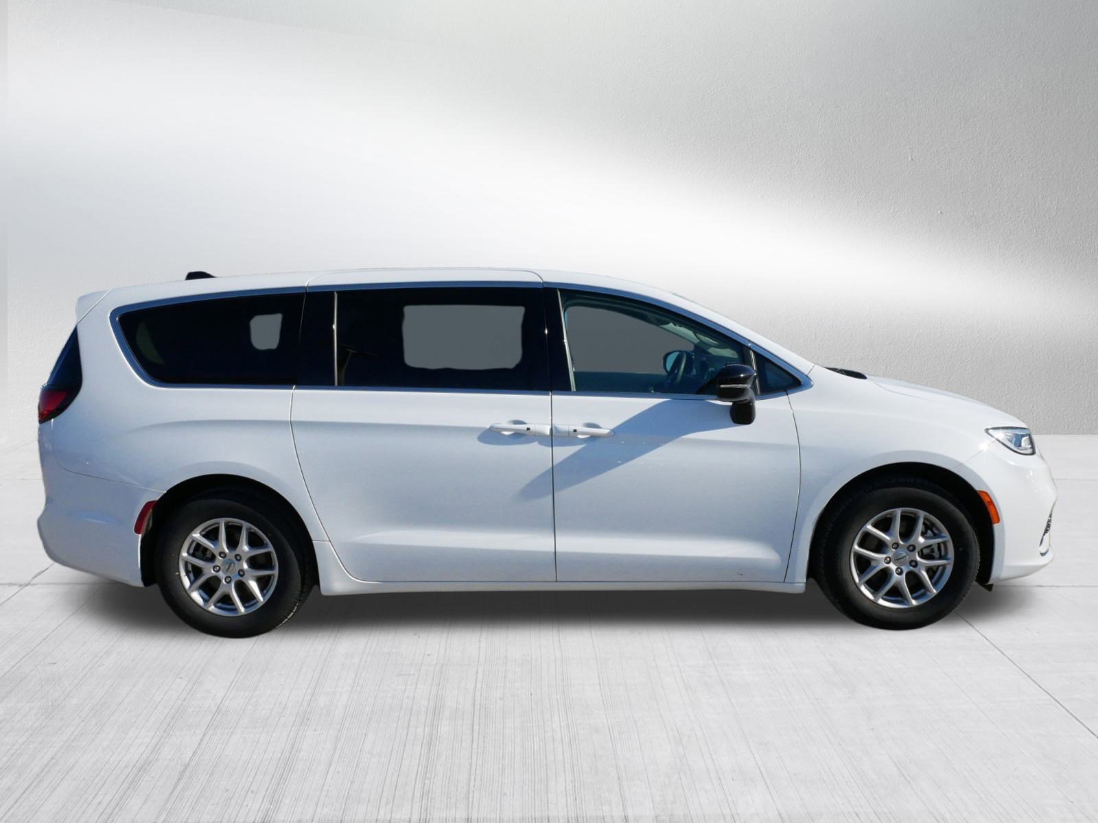 Used 2024 Chrysler Pacifica Touring-L FWD image 7