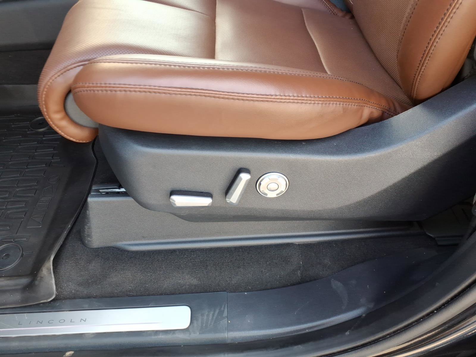 Used 2025 Lincoln Navigator L Reserve image 13