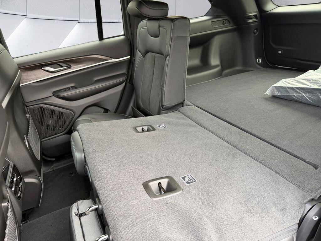 New 2026 Jeep Grand Cherokee Altitude image 12