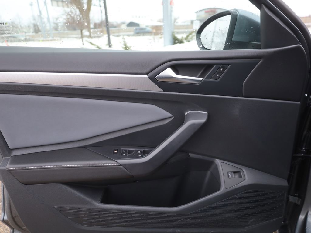 Used 2025 Volkswagen Jetta SE w/ Sunroof Package image 28