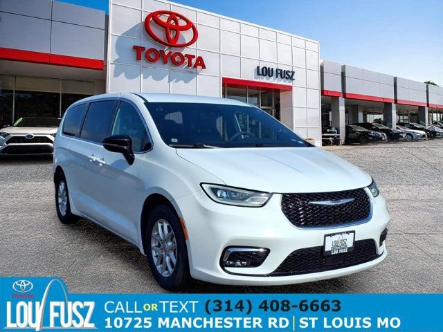 Used 2025 Chrysler Pacifica Select FWD image 1