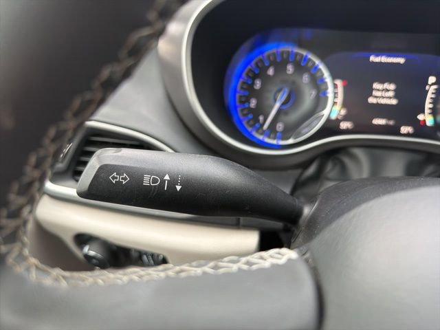 Used 2022 Chrysler Pacifica Touring-L image 14