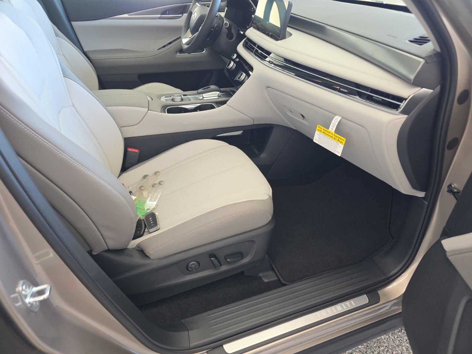 Certified 2026 INFINITI QX60 Luxe w/ Cargo Package AWD/4WD image 9