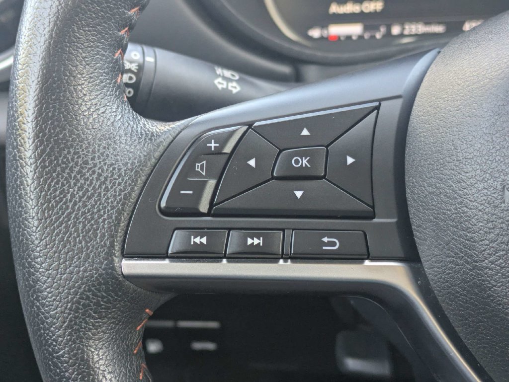 Used 2025 Nissan Versa SR FWD image 23