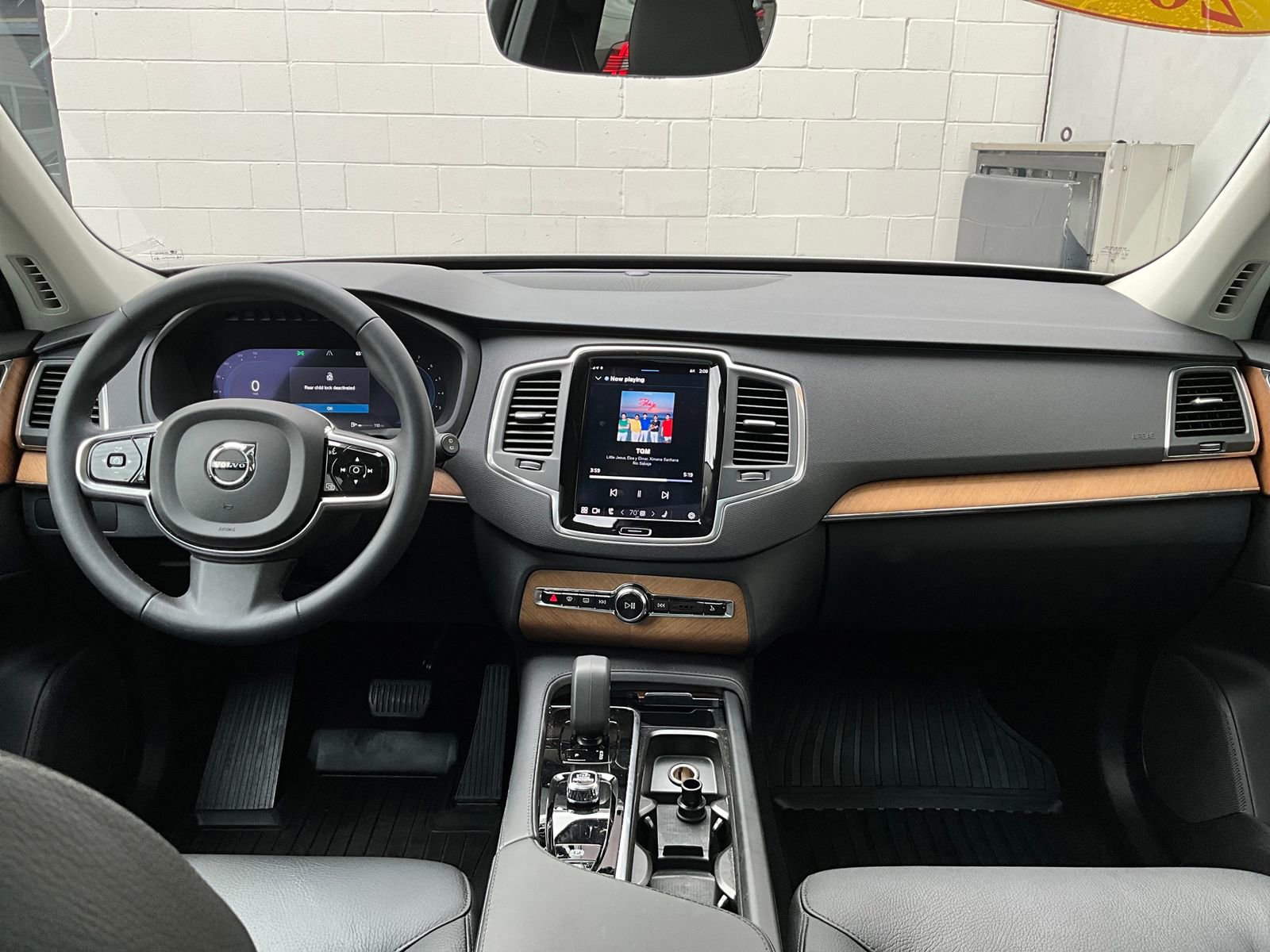 Certified 2024 Volvo XC90 B6 Core w/ Protection Package Premier image 15