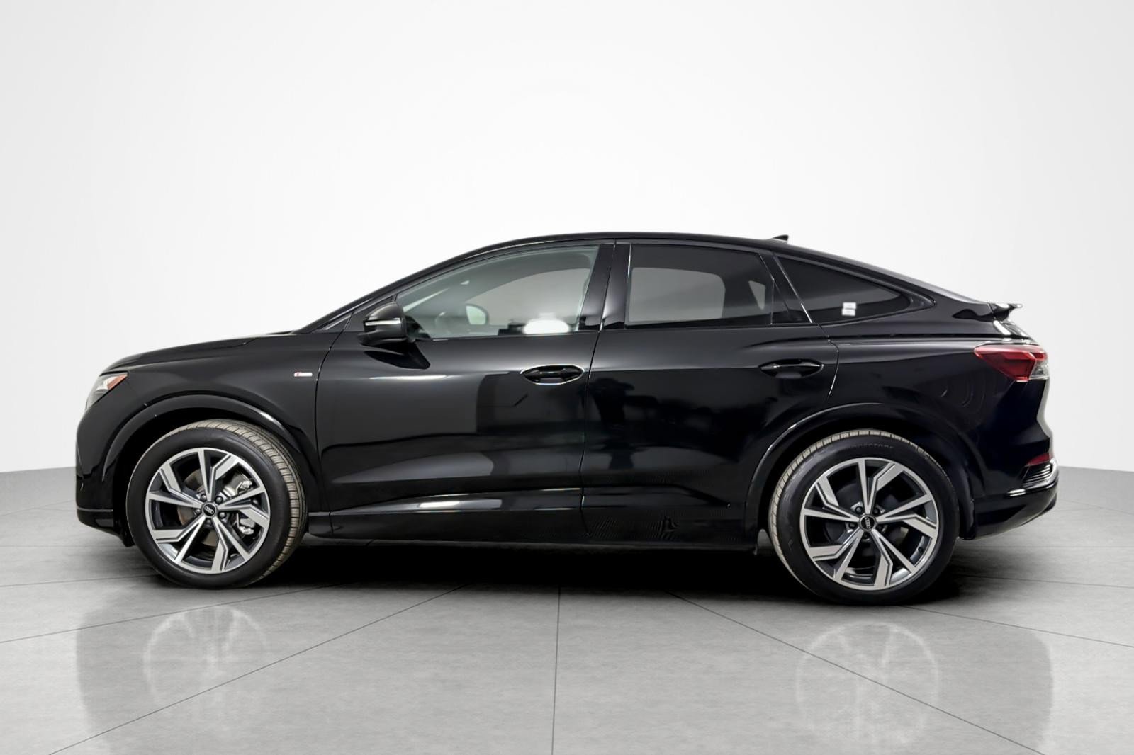 Used 2025 Audi Q4 e-tron Premium w/ Convenience Package image 2