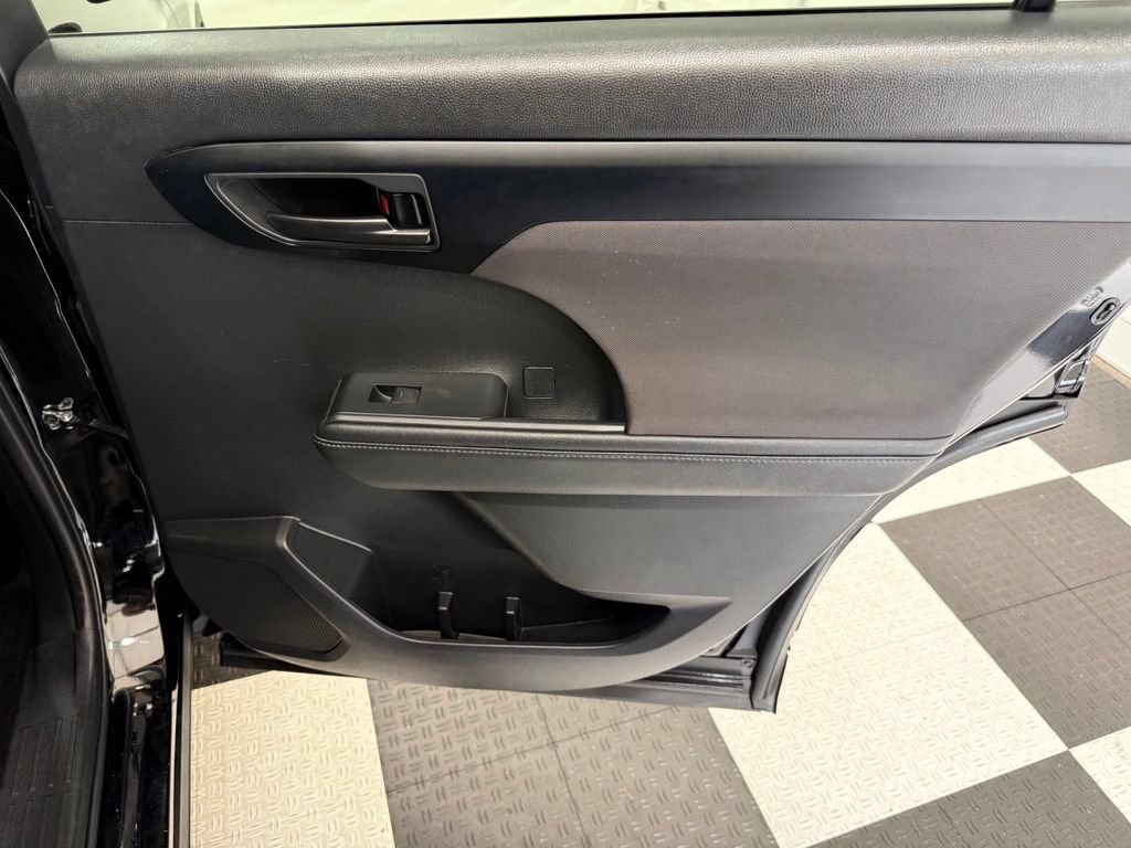 Used 2024 Toyota Highlander LE AWD/4WD image 30