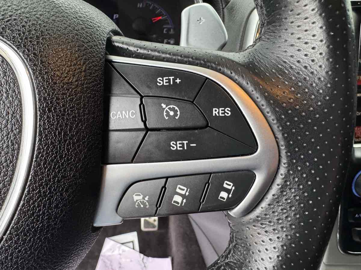 Used 2015 Jeep Grand Cherokee SRT w/ Luxury Group II AWD/4WD image 17