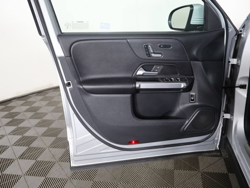 Used 2023 Mercedes-Benz GLB 250 4MATIC w/ Premium Package image 21