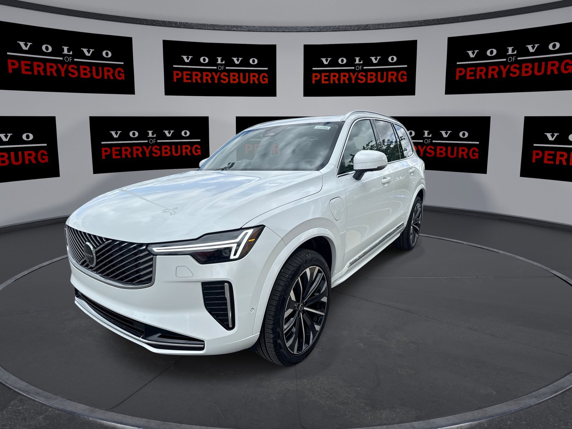 New 2025 Volvo XC90 T8 Plus w/ Protection Package Premier image 4