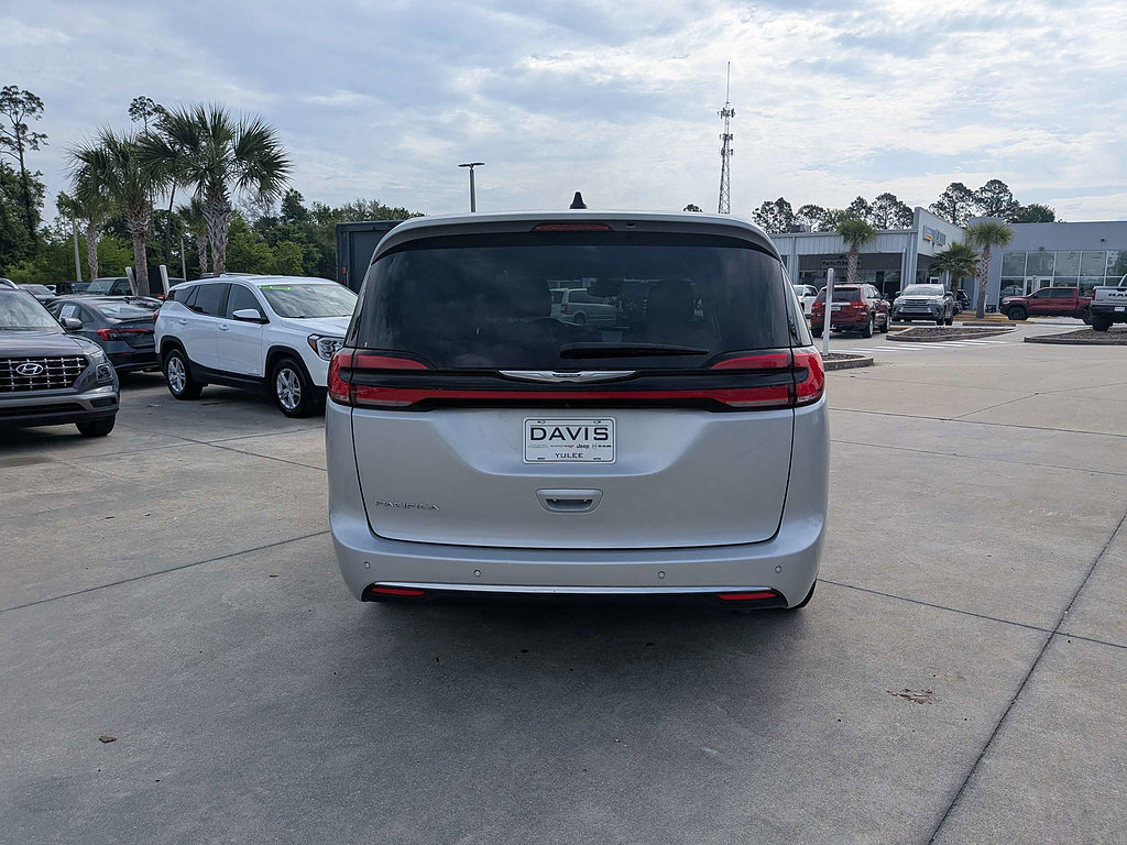 Used 2024 Chrysler Pacifica Touring-L FWD image 4