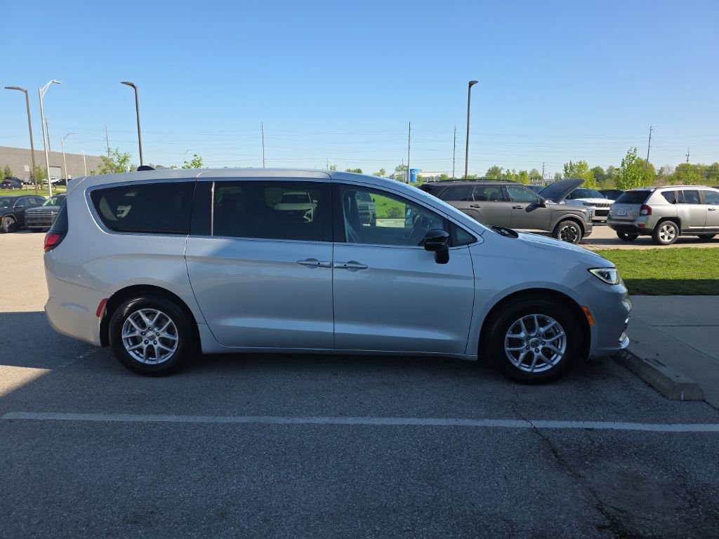 Used 2024 Chrysler Pacifica Touring-L FWD image 4