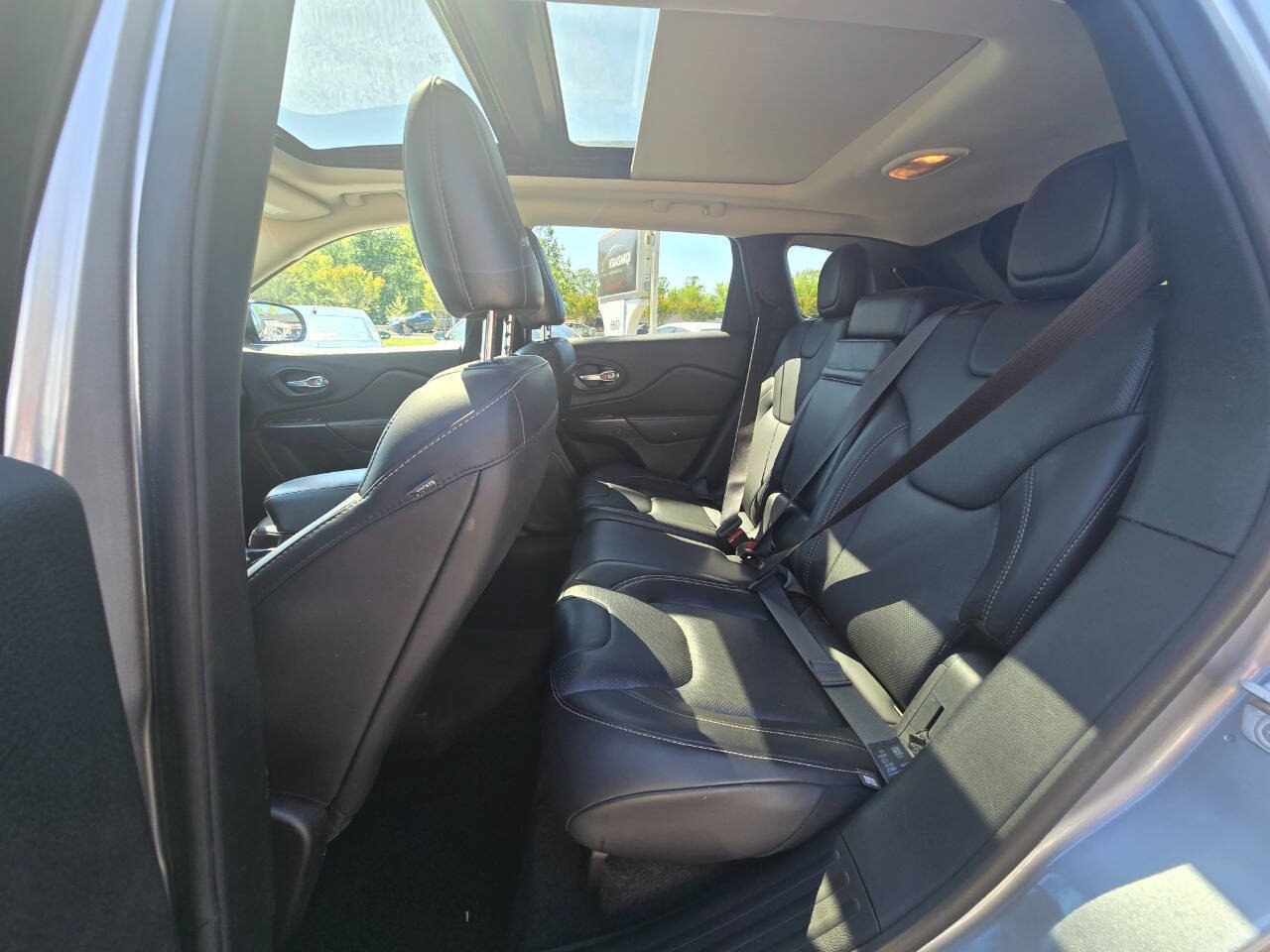 Used 2016 Jeep Cherokee Limited w/ Luxury Group AWD/4WD image 26