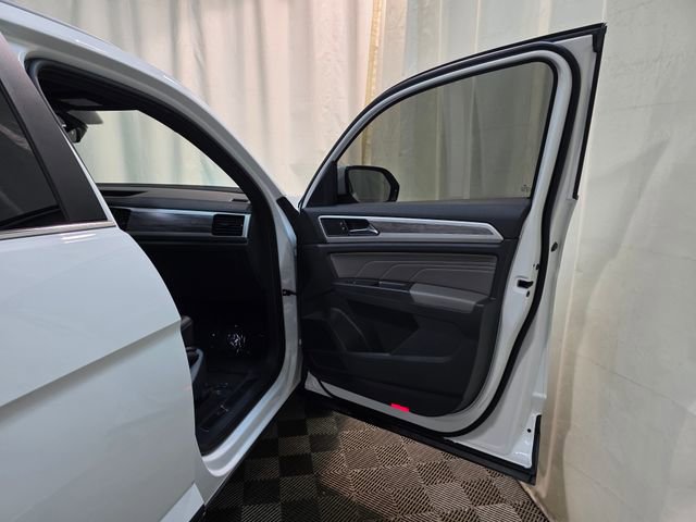 Certified 2022 Volkswagen Atlas Cross Sport SE w/ Panoramic Sunroof Package image 33