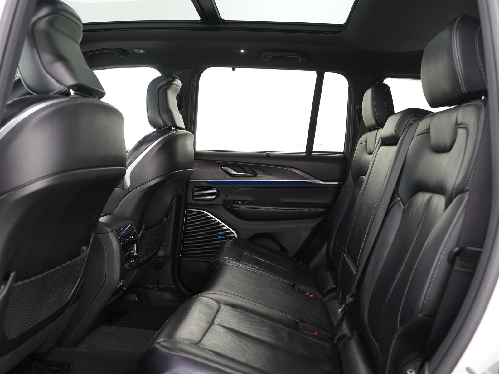 Used 2022 Jeep Grand Cherokee Overland w/ Luxury Tech Group IV image 20