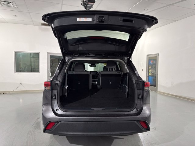 Used 2022 Toyota Highlander XLE AWD/4WD image 13