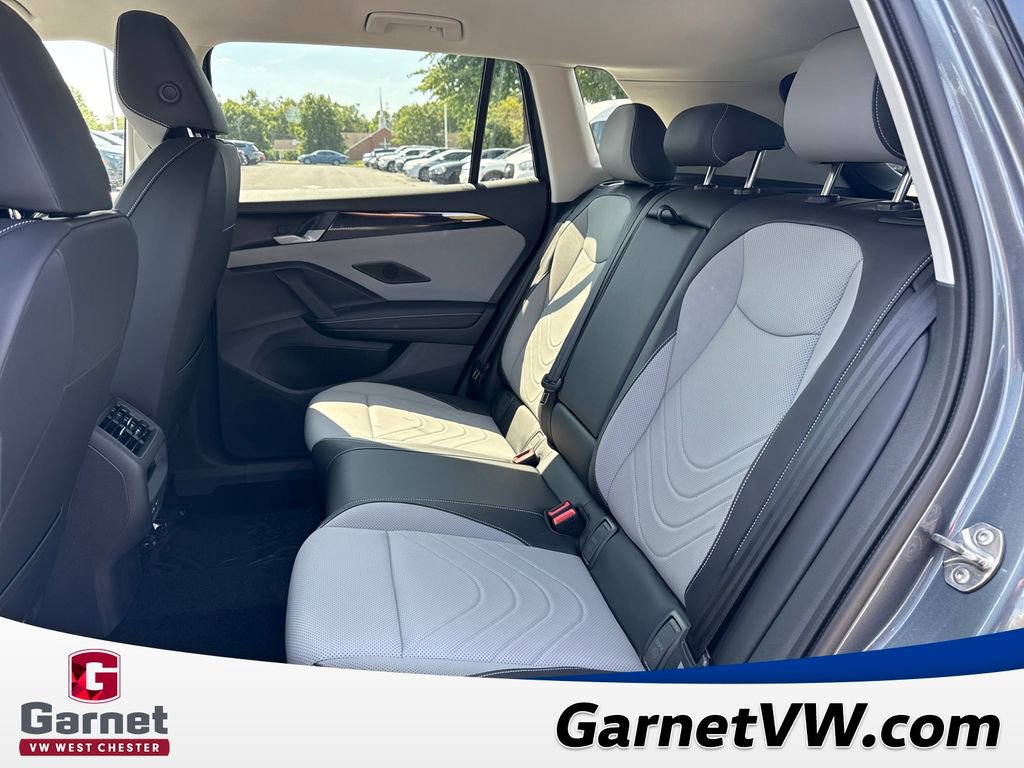 New 2025 Volkswagen Tiguan SE image 12