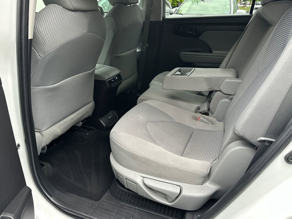 Used 2022 Toyota Highlander LE AWD/4WD image 16