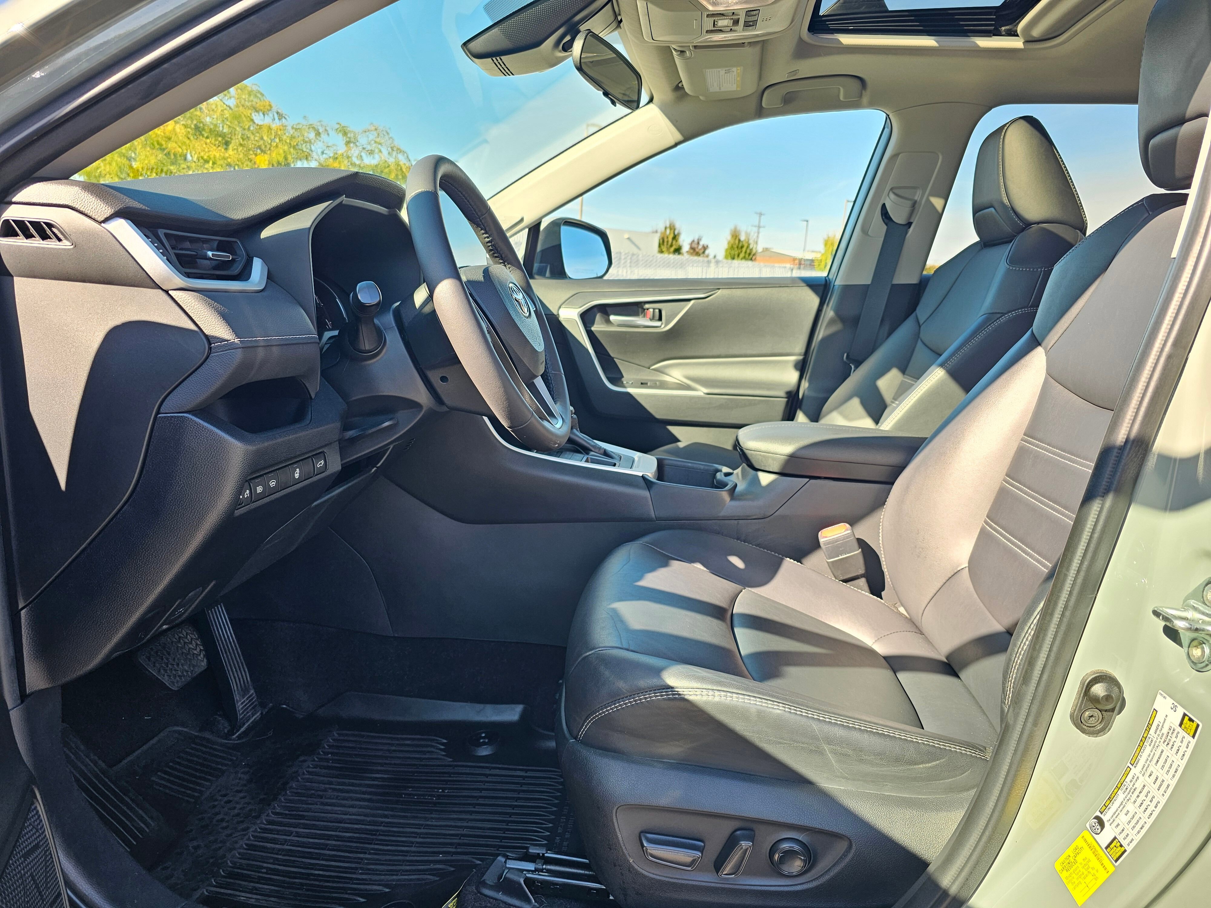 Used 2023 Toyota RAV4 XLE Premium image 11