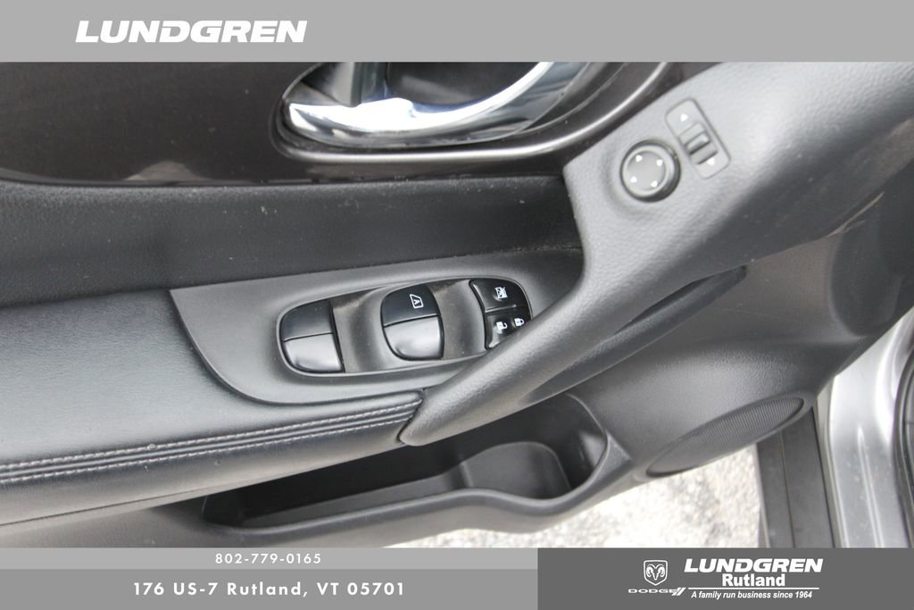 Used 2020 Nissan Rogue SV image 13