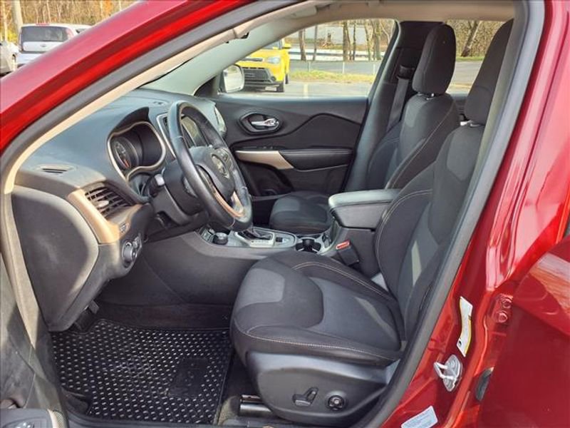 Used 2017 Jeep Cherokee Latitude w/ Safety/Convenience Group image 11