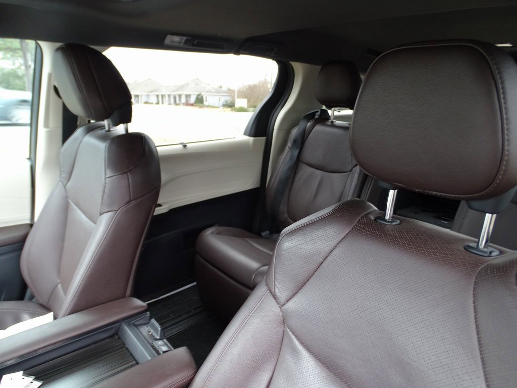 Used 2023 Toyota Sienna Platinum image 10