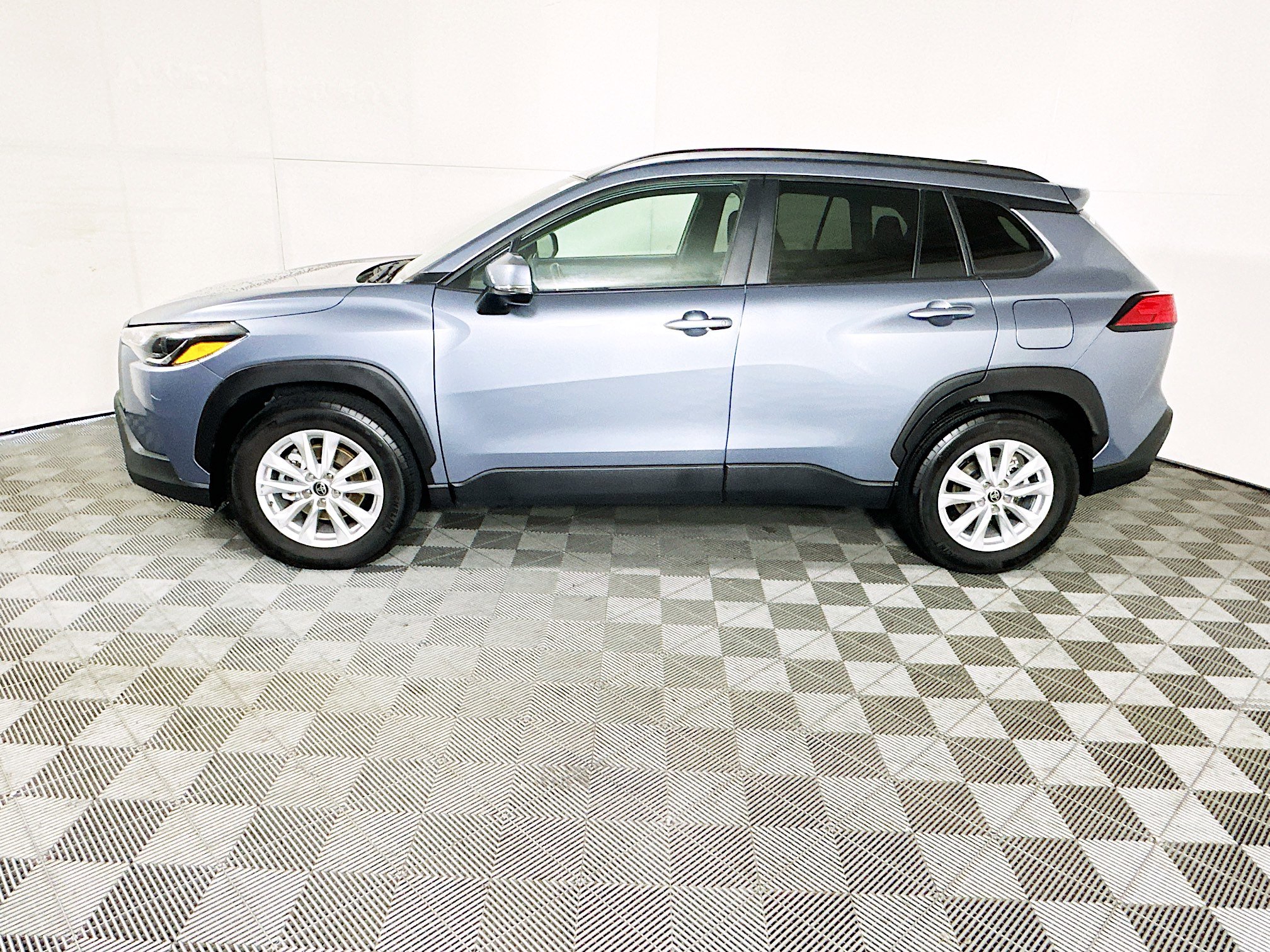 Used 2023 Toyota Corolla Cross LE w/ Moonroof Package image 6