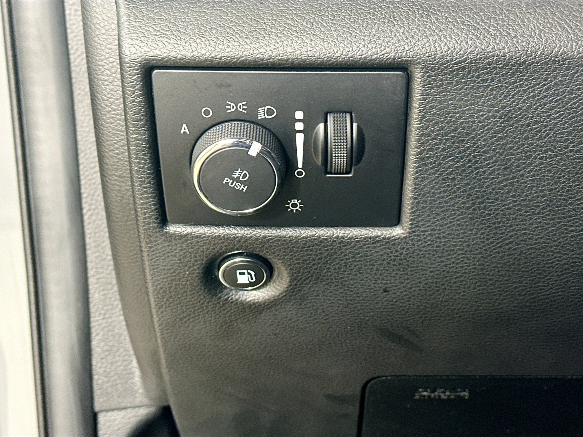 Used 2022 Jeep Grand Cherokee Laredo X AWD/4WD image 10