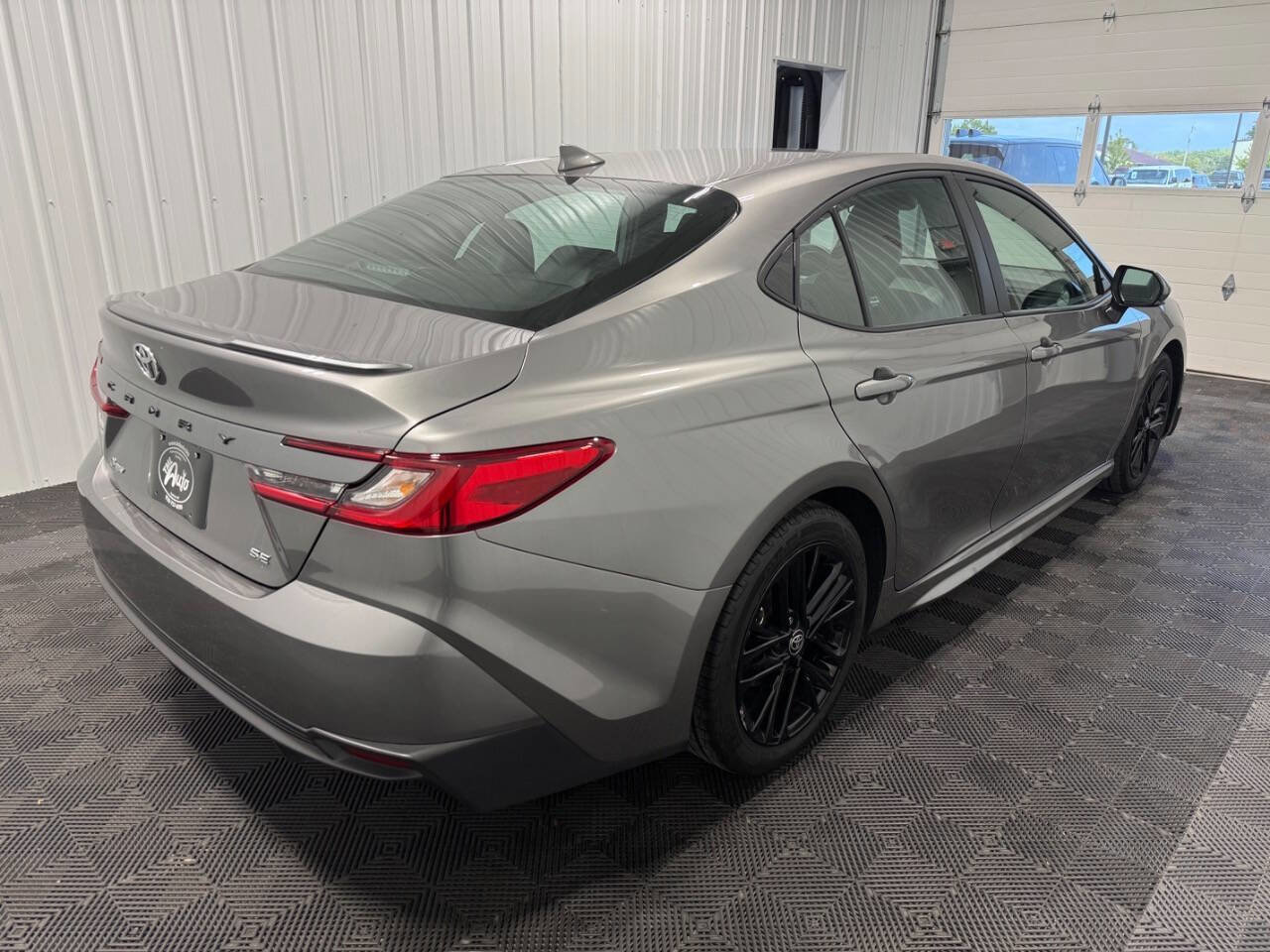 Used 2025 Toyota Camry SE image 4