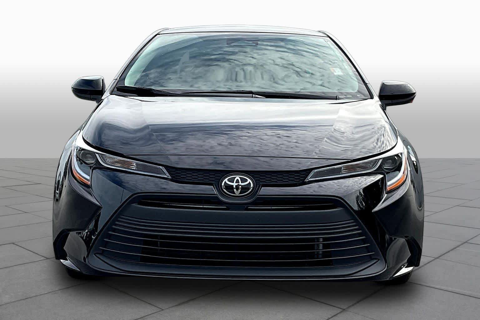 Used 2025 Toyota Corolla LE FWD image 4