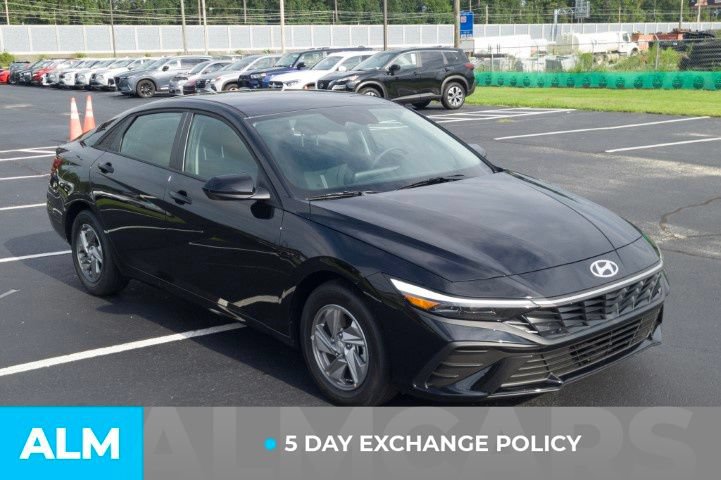 Certified 2026 Hyundai Elantra SE FWD image 3