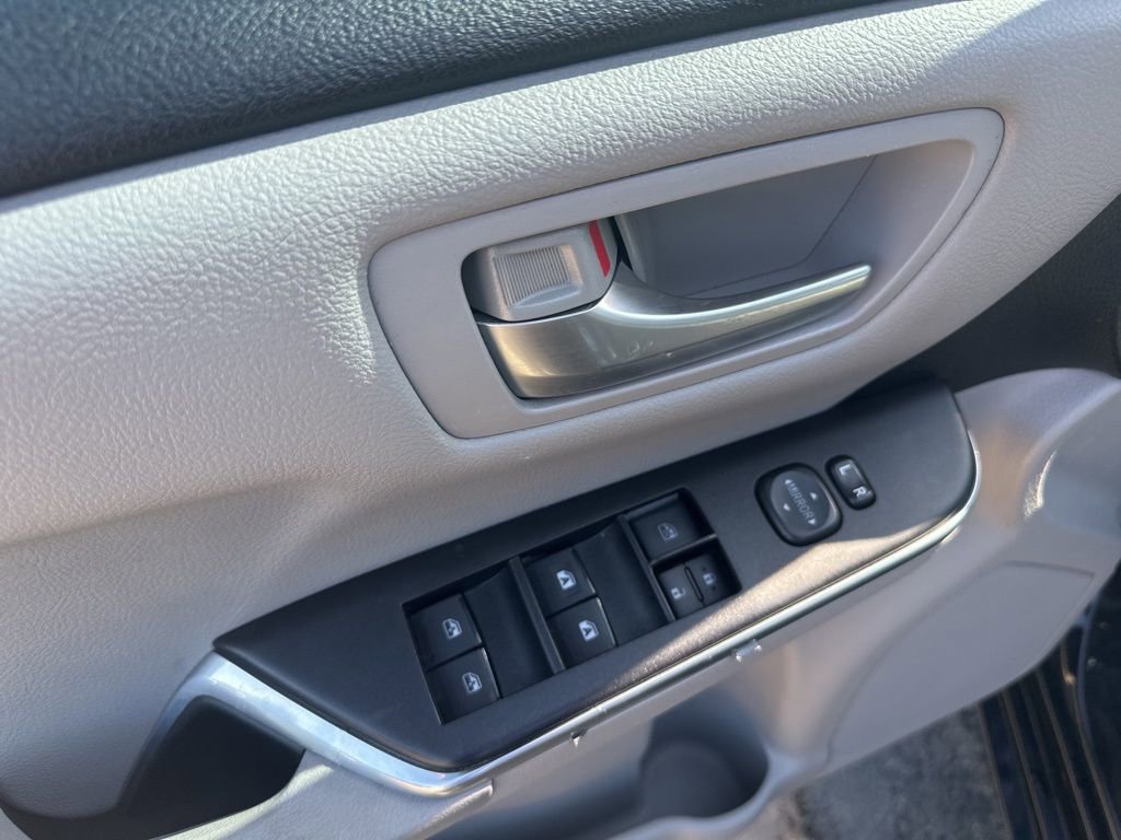 Used 2017 Toyota Camry SE FWD image 16